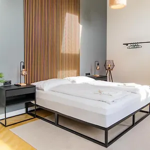 Myflat - Bright Near Station Apartment